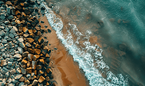 长风破浪摄影照片_从无人机鸟瞰海滩和破浪石