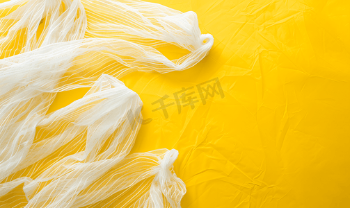 蔬菜超市摄影照片_白色网袋位于黄色背景上复制空间可重复使用的物品概念