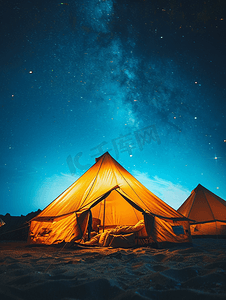 蓝色宇宙星空摄影照片_晚上在加利福尼亚州沙漠沙滩上的帐篷营地