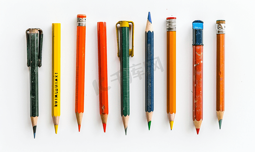 白色背景上隔离的一组不同用过的铅笔橡皮