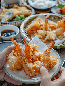 餐盘美食美食摄影照片_用智能手机拍摄白盘上的虾天妇罗照片