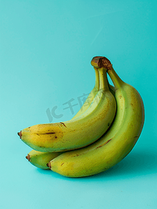报价摄影照片_绿色的安汶香蕉在一堆中留下了一点