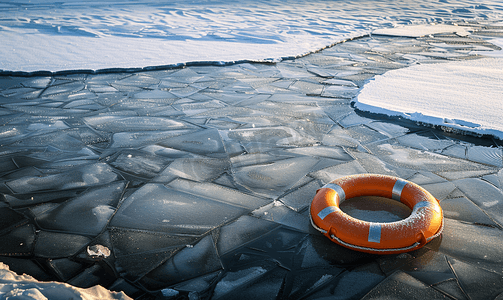 冰冻河冰上的救生圈