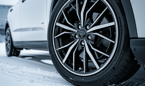 冬季雪地轮胎的汽车细节