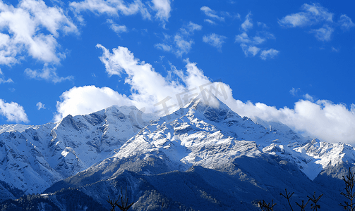 山上覆盖着雪天空蔚蓝