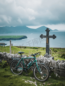 凯尔特十字架附近观景点的旅游自行车