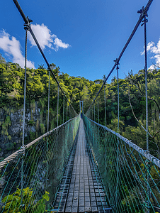 吊桥线条摄影照片_留尼汪岛圣贝努瓦东河悬索桥