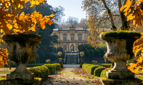 秋季透过花园欣赏马桑德拉宫的景色