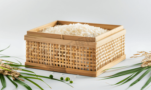 美食制作中摄影照片_白色背景中带泰国糯米的竹制传统风格木盒