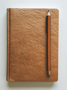 带铅笔的封闭空白牛皮纸封面笔记本办公室和学习用品特写