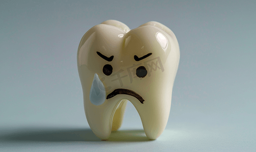 巧克力蛀牙摄影照片_牙痛通常是由蛀牙引起的
