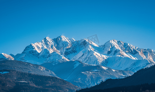 阿尔卑斯山的雪山