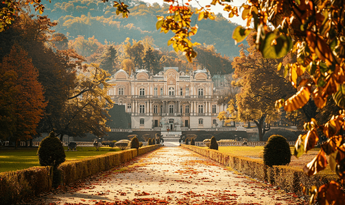 秋季透过花园欣赏马桑德拉宫的景色