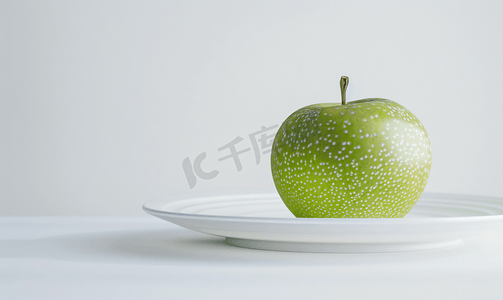 炭烧澳洲牛肋骨摄影照片_白盘子里的青苹果