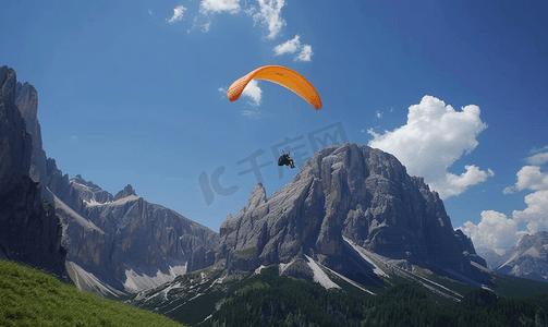 蓝天白云岩山背景中的悬挂式滑翔机滑翔伞