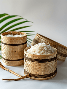 白色背景上带有泰国糯米的传统图案竹盒