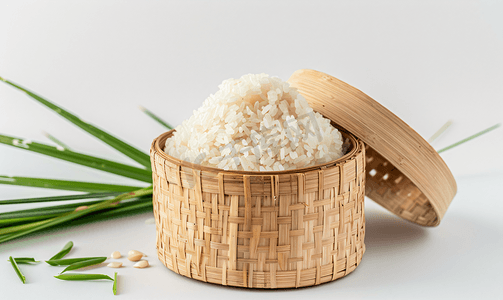 美食制作中摄影照片_白色背景中带泰国糯米的竹制传统风格木盒