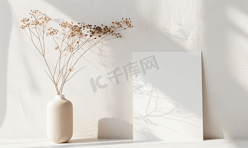 墨绿陶瓷摄影照片_贺卡前视图和桌上陶瓷花瓶中的干花