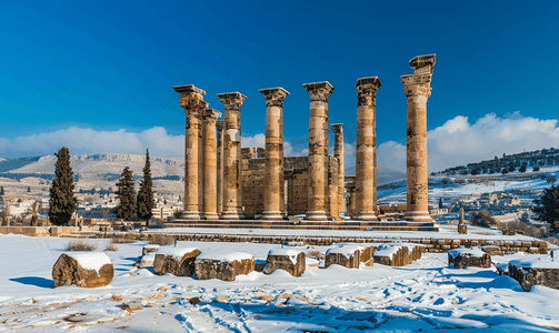 冬天杰拉什阿耳忒弥斯神庙前视图