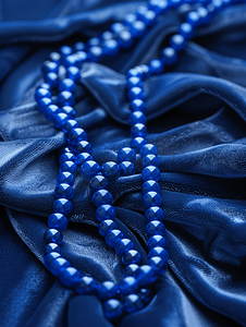 小叶紫檀盘珠子摄影照片_深蓝色天鹅绒项链珠子