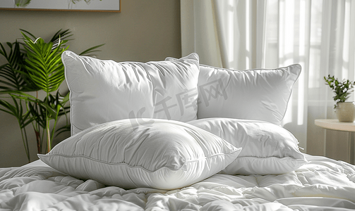 淘宝首页促摄影照片_床上的白色舒适枕头装饰