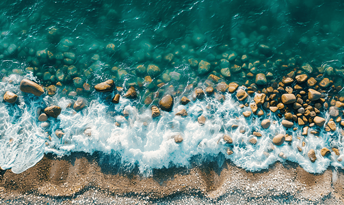 海岸和波浪破碎石的鸟瞰图