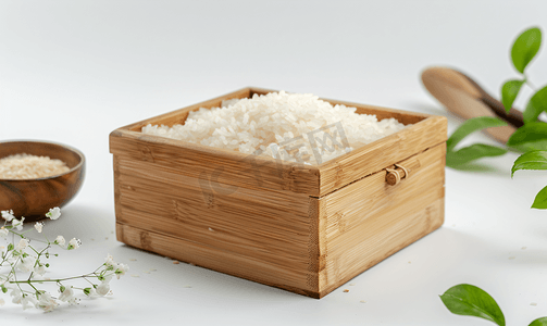 竹背景竹摄影照片_白色背景中带泰国糯米的竹制传统风格木盒