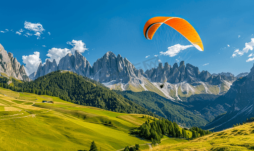 式摄影照片_蓝天白云岩山背景中的悬挂式滑翔机滑翔伞