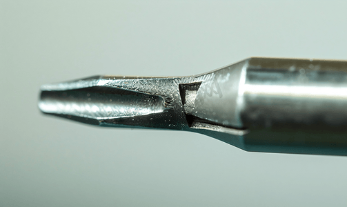 电动螺丝刀中折断的弯曲小钻头
