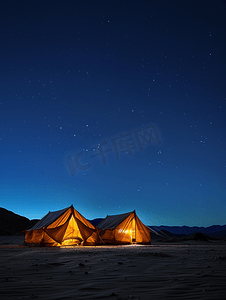 蓝色宇宙星空摄影照片_晚上在加利福尼亚州沙漠沙滩上的帐篷营地