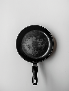 黑色电商首页摄影照片_白色背景上的黑色煎锅