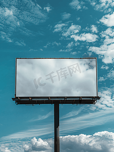 大屏展台摄影照片_户外杆广告牌蓝天背景上带有模拟白屏带有剪切路径