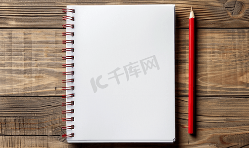 封面背景商务摄影照片_木材背景上空白的螺旋笔记本和铅笔