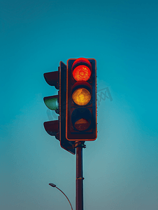 红色新年淘宝摄影照片_蓝色的天空红色的交通信号灯