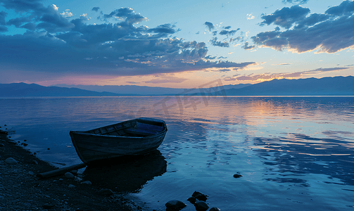 夜幕降临前伊塞克湖上有一艘船景色宁静