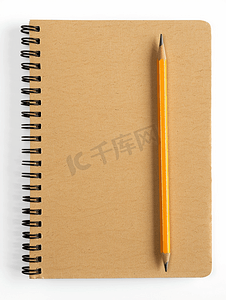 空白螺旋笔记本和铅笔上白色隔离