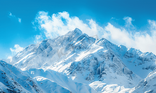 山上覆盖着雪天空蔚蓝