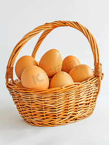 柳条篮里的农场新鲜鸡蛋