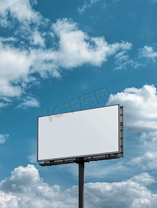 大屏炫酷登录页面摄影照片_户外杆广告牌蓝天背景上带有模拟白屏带有剪切路径