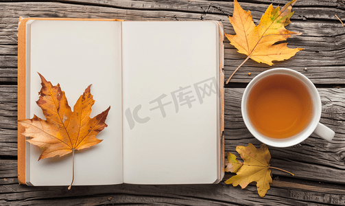 旧桌子上放着秋叶和一杯热茶的白色空白书模型设计