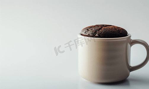 白色巧克力蛋糕摄影照片_咖啡杯巧克力蛋糕前景孤独白色