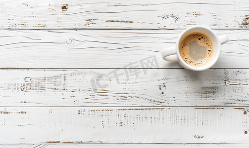 白色木桌上孤立的咖啡杯顶视图