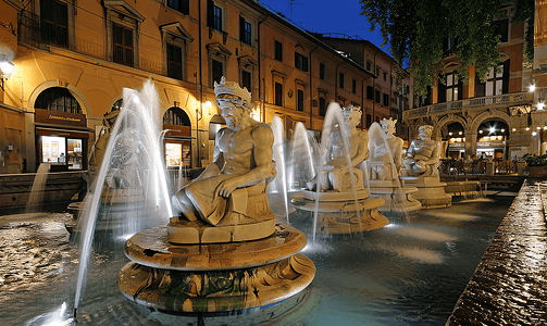 海王星喷泉在博洛尼亚在晚上