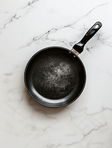 插图食品摄影照片_白色背景上的黑色煎锅