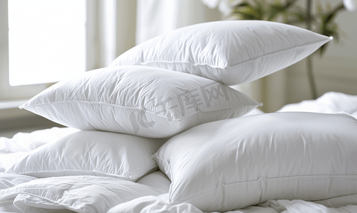 厨电首页摄影照片_床上的白色舒适枕头装饰