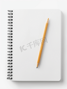空白螺旋笔记本和铅笔上白色隔离