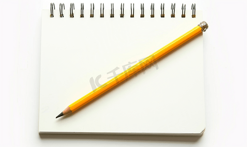白色背景下孤立的空白螺旋记事本和铅笔