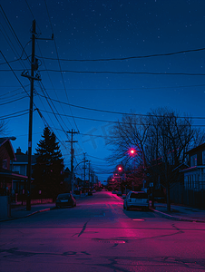 天空摄影照片_城市街道上的深蓝色和粉色夜空