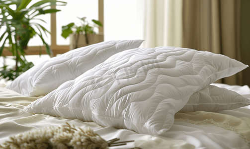 床上的白色舒适枕头装饰
