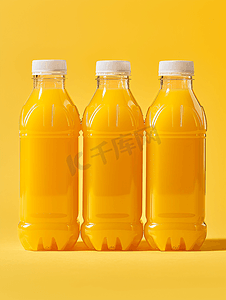 盒子里装着橙汁的三个塑料瓶